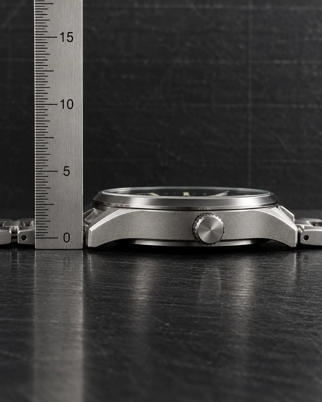 GAUGE-01 Field case in profile beside an upright steel rule marked in millimetres.