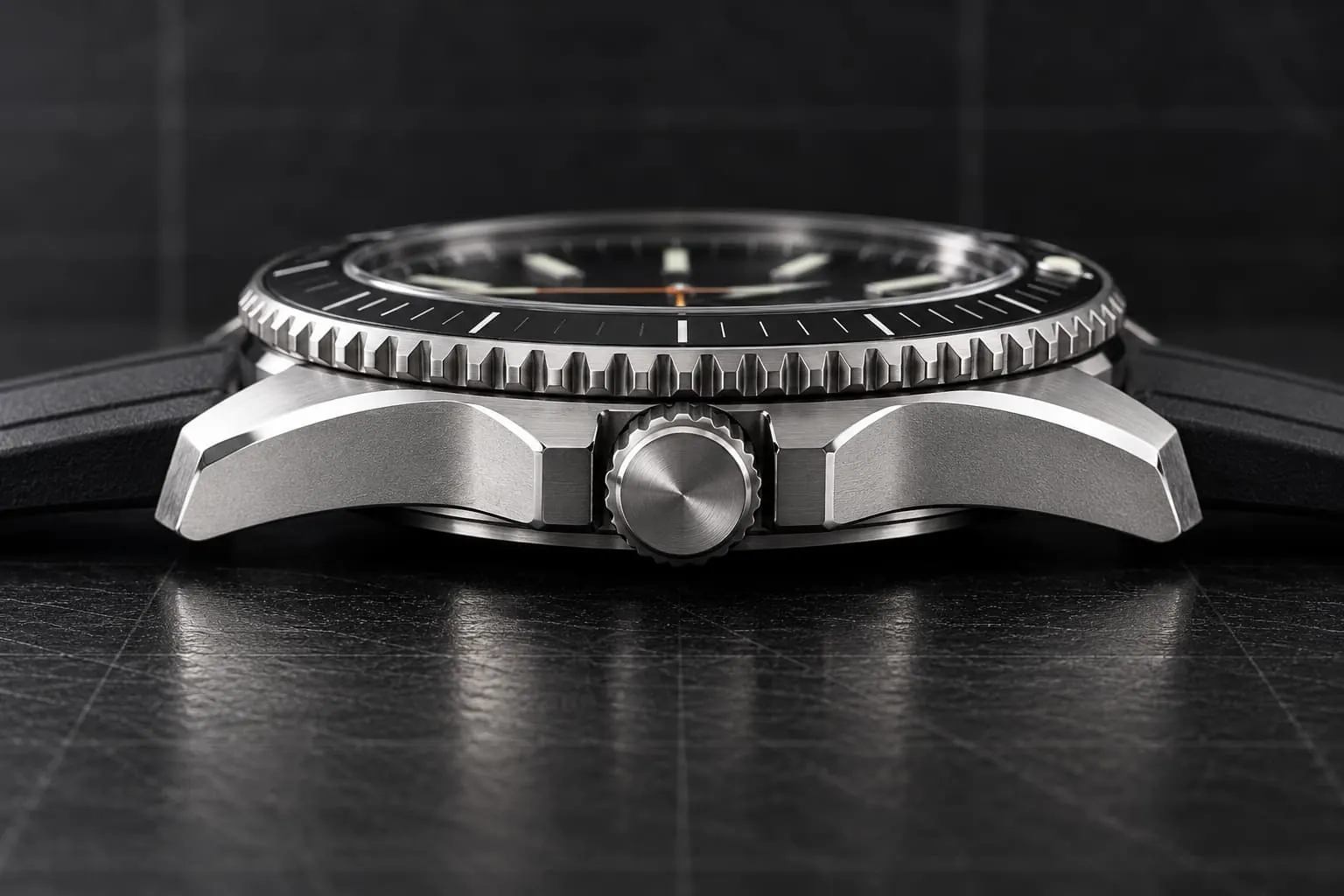 GAUGE-02 Depth in profile on dark steel, the screw-down crown set between its guards.